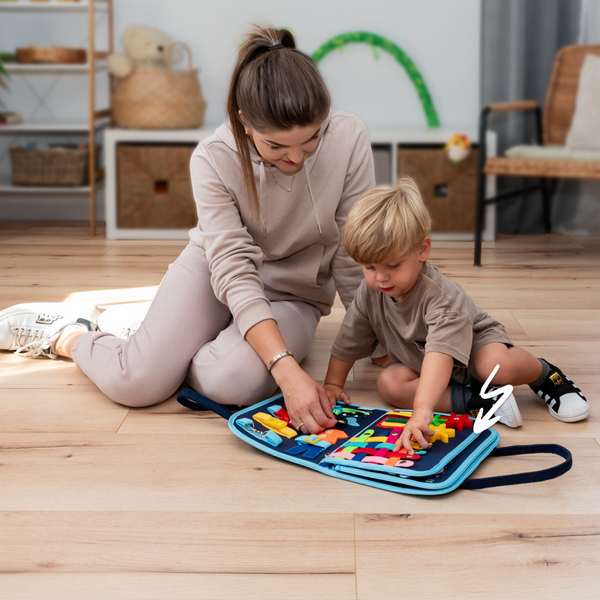 Mallie Busy Board Blau, Kind spielt im Wohnzimmer