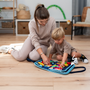 Mallie Busy Board, Kind spielt im Wohnzimmer