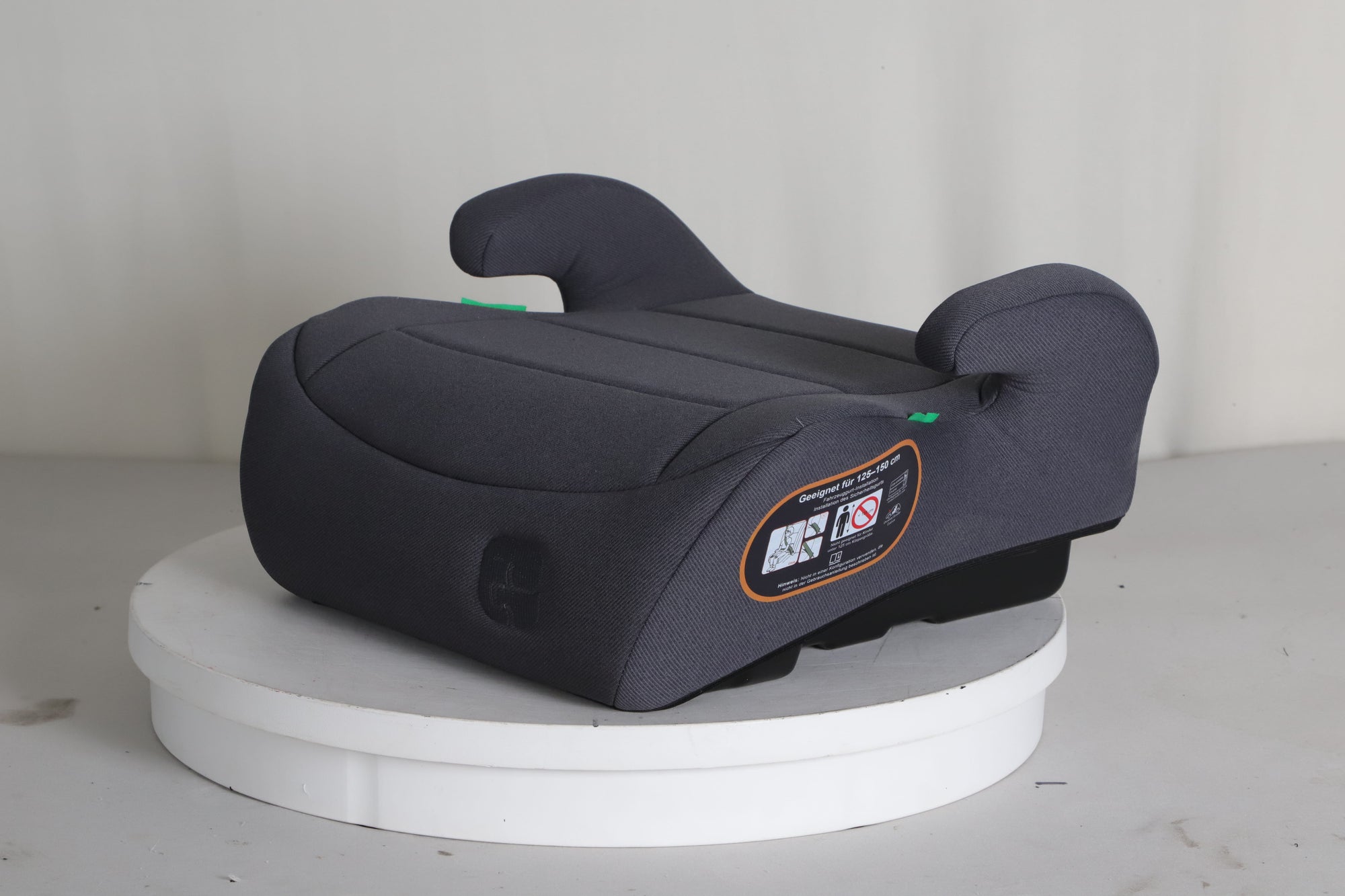 Mallie Booster Sitzerhoehung von vorne, Sitzflaeche und ergonomische Gurtfuehrung sichtbar
