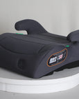 Mallie Booster Sitzerhoehung von vorne, Sitzflaeche und ergonomische Gurtfuehrung sichtbar