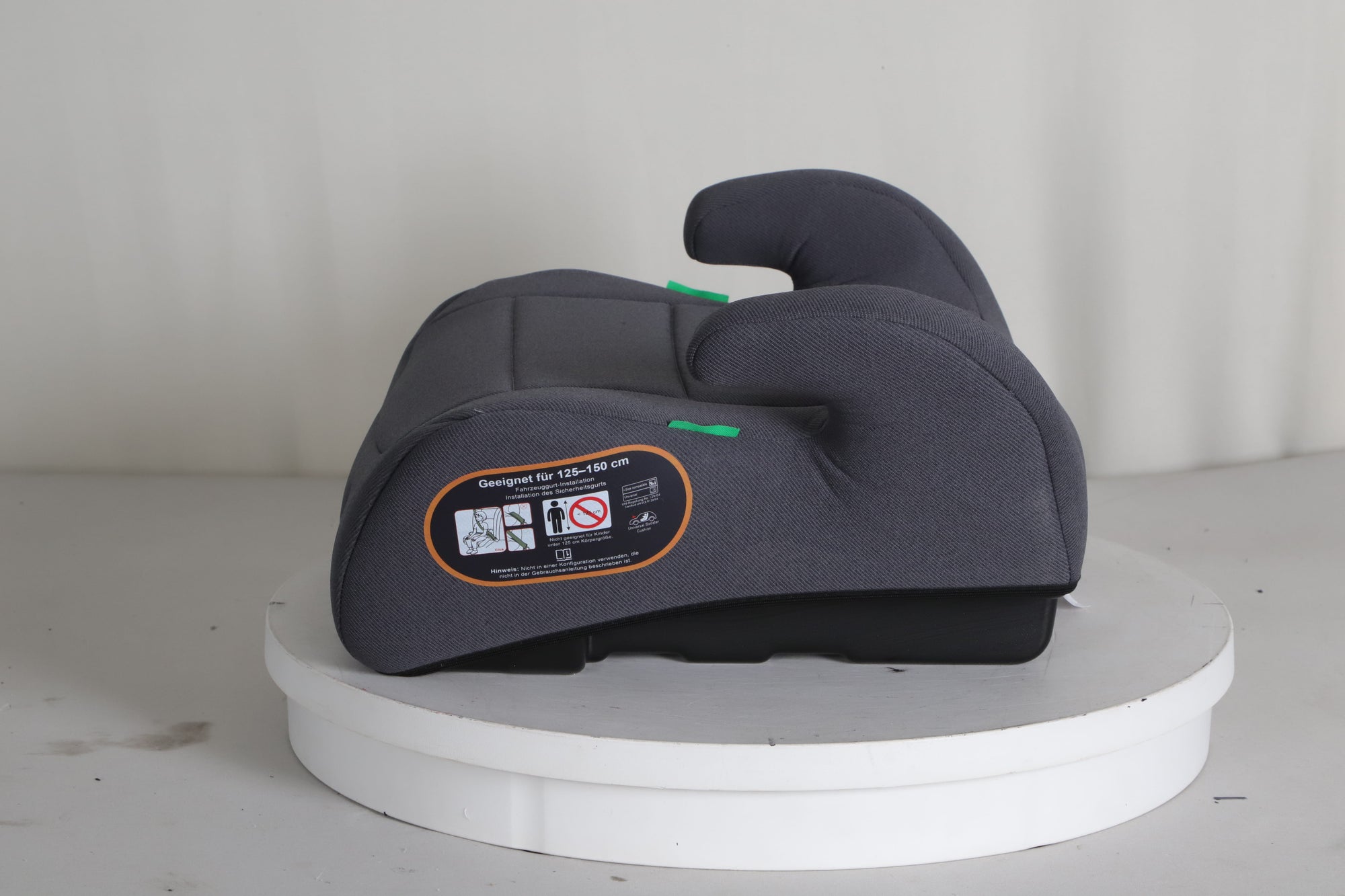 Mallie Booster Sitzerhoehung in der Seitenansicht mit Hinweis geeignet fuer 125 bis 150 cm